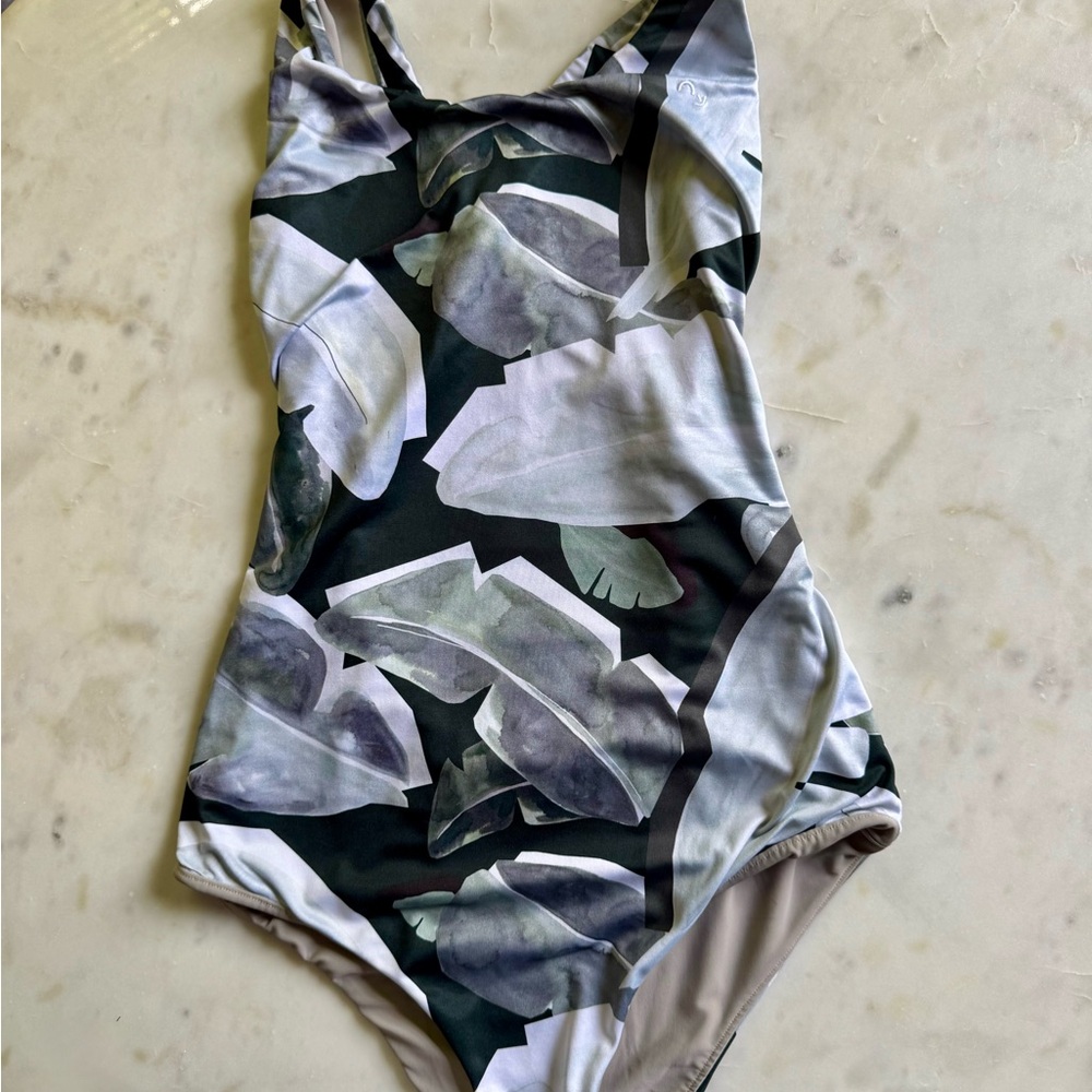 Palm Patterned Women’s One Piece Swimsuit EUC Medium